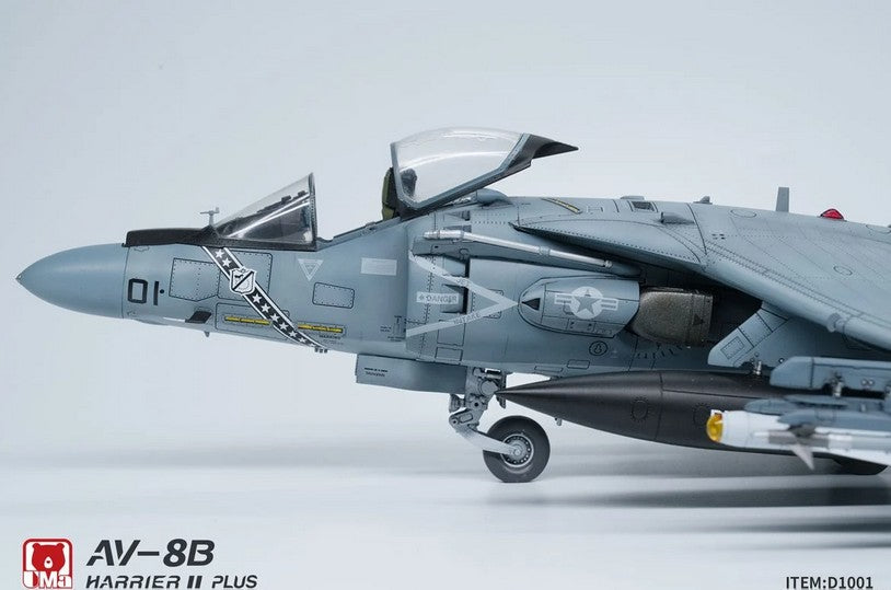 Vista lateral con cabina abierta AV-8B Harrier II Plus de UMa Model D1001