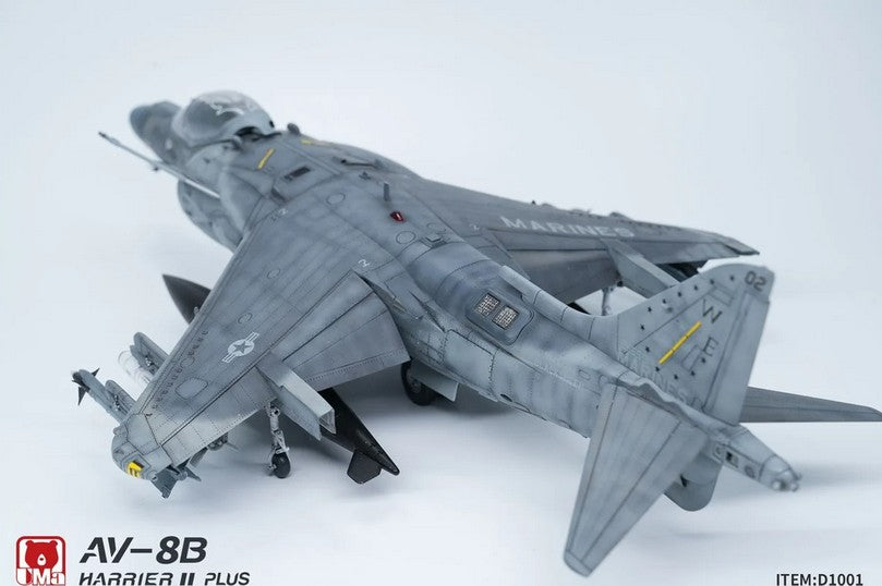 Vista trasera lateral AV-8B Harrier II Plus VMA214 gris claro de UMa Model D1001