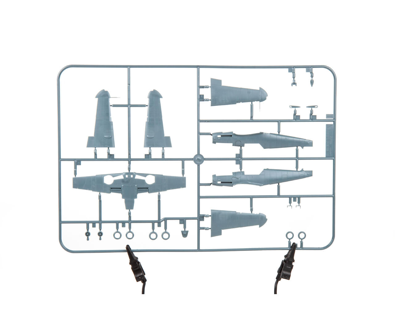 Grapa con el fuselaje y alas de la maqueta del caza alemán BF-109 G-6 de Eduard con referencia 7475