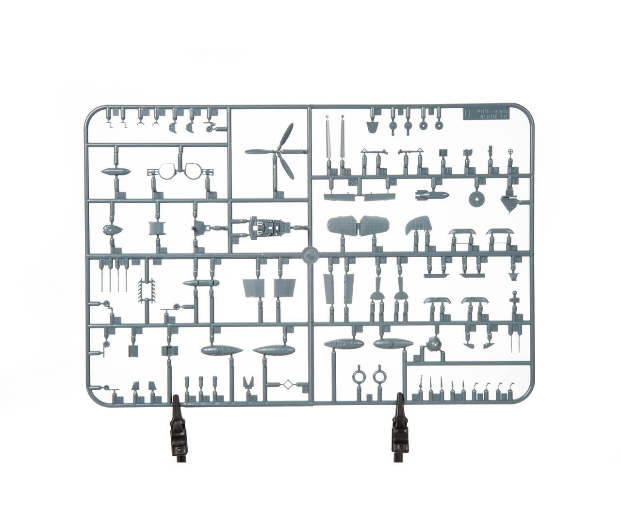 Grapa de tren de aterrizaje y varios de la maqueta del caza alemán BF-109 G-6 de Eduard con referencia 7475