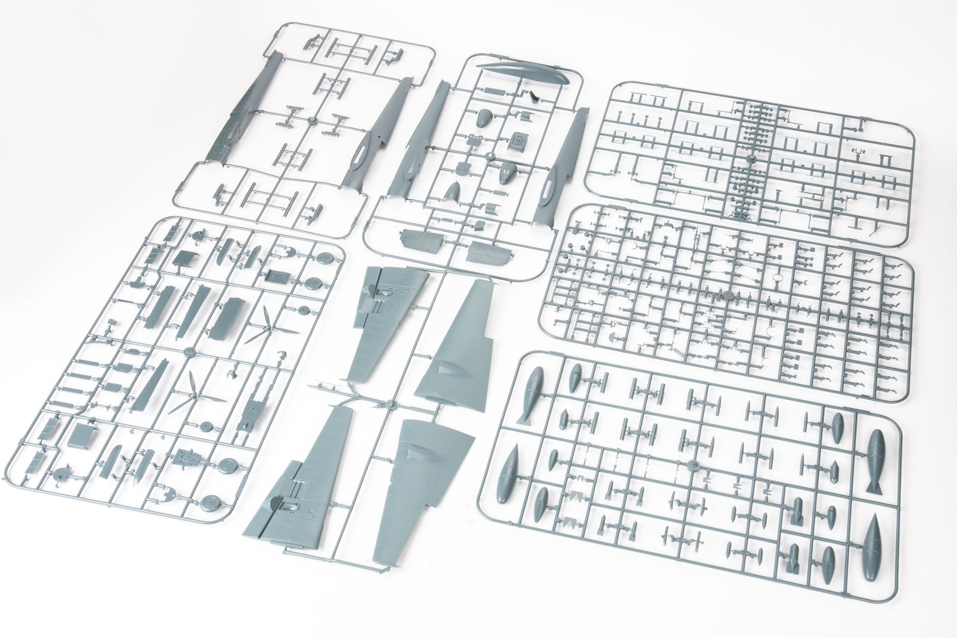 Grapas de fuselaje y varios de la maqueta del caza nocturno alemán BF 110 G4 en escala 1:48 de Eduard referencia 8208