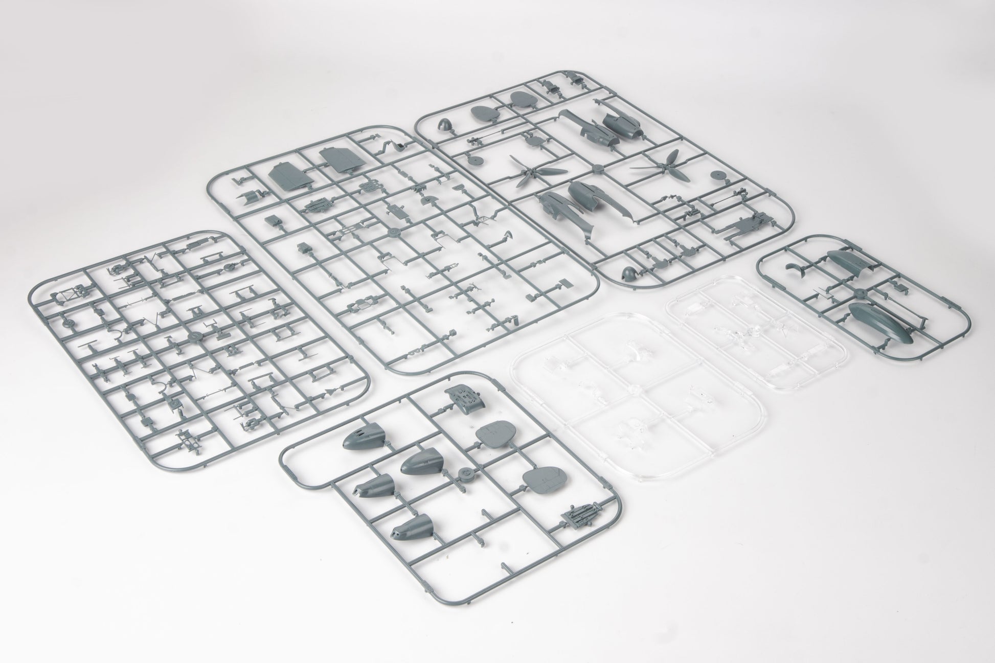 Grapas de motor y varios de la maqueta del caza nocturno alemán BF 110 G4 en escala 1:48 de Eduard referencia 8208