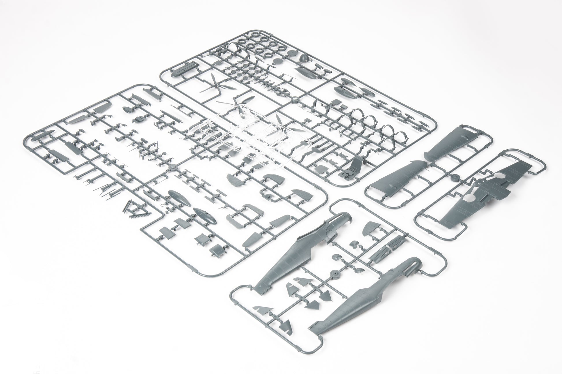 Piezas de la maqueta del caza alemán Bf-109 G14 edición ProfiPACK en escala 1:48 de Eduard referencia 82118