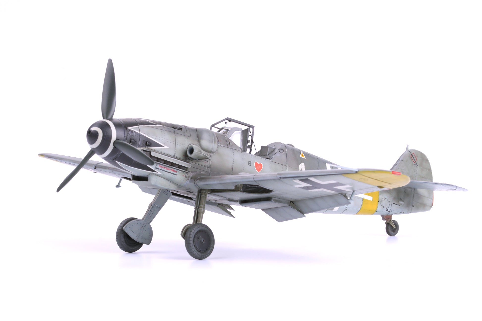 Vista frontal izquierda de la maqueta del caza alemán Bf-109 G14 edición ProfiPACK en escala 1:48 de Eduard referencia 82118