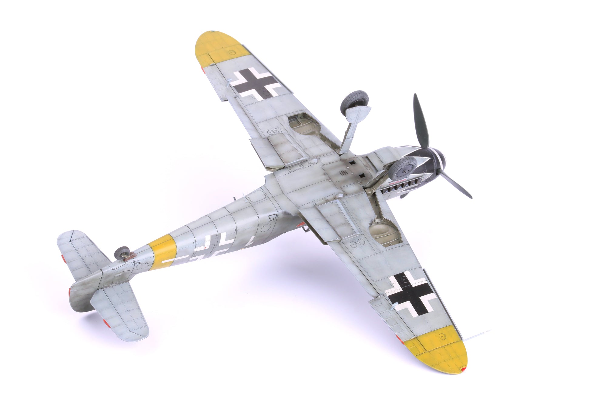 Vista inferior de la maqueta del caza alemán Bf-109 G14 edición ProfiPACK en escala 1:48 de Eduard referencia 82118