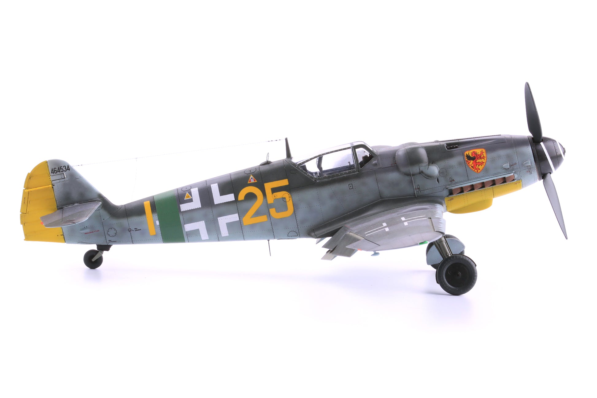Vista lateral derecha de la maqueta del caza alemán Bf-109 G14 edición ProfiPACK en escala 1:48 de Eduard referencia 82118