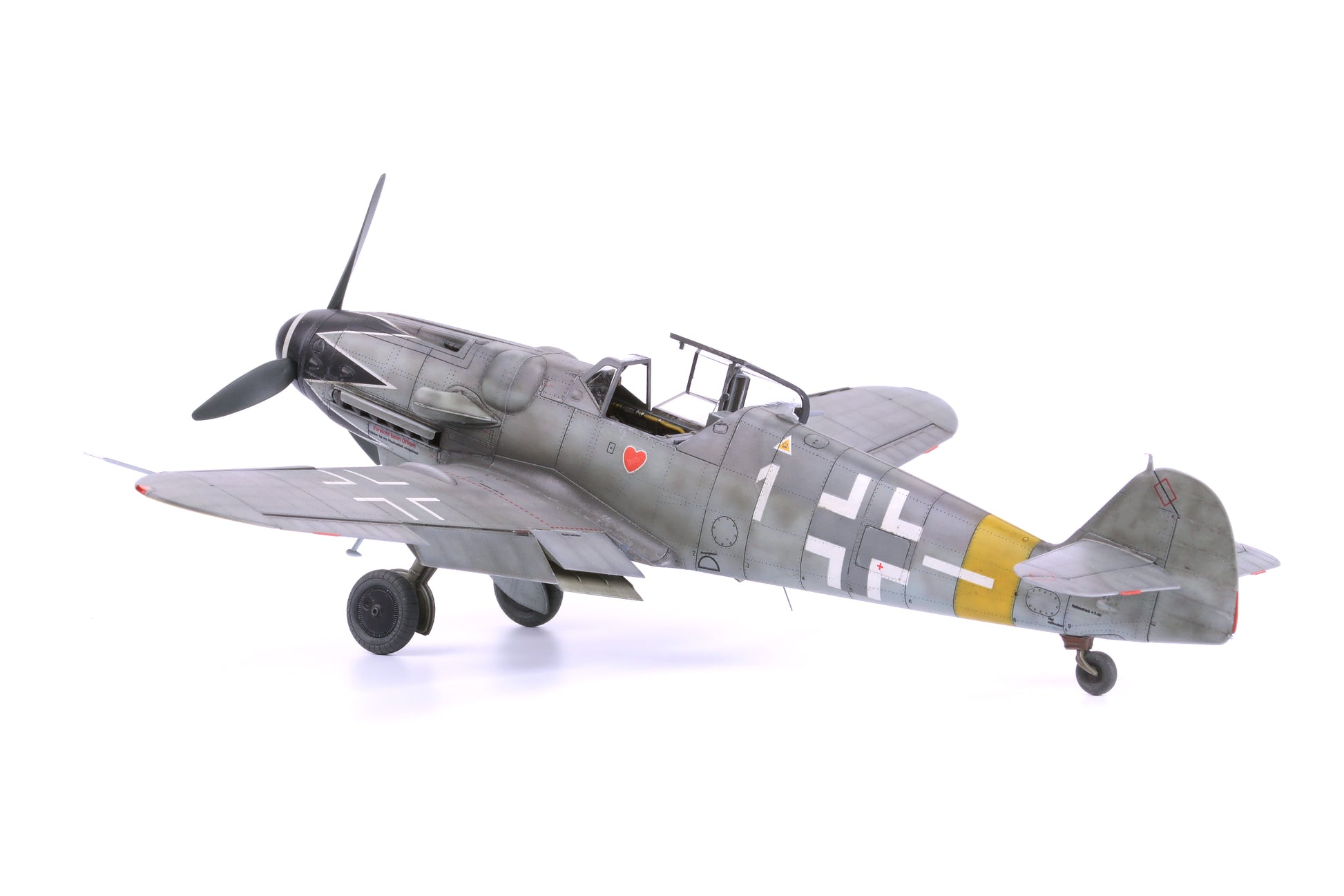 Vista lateral izquierda de la maqueta del caza alemán Bf-109 G14 edición ProfiPACK en escala 1:48 de Eduard referencia 82118