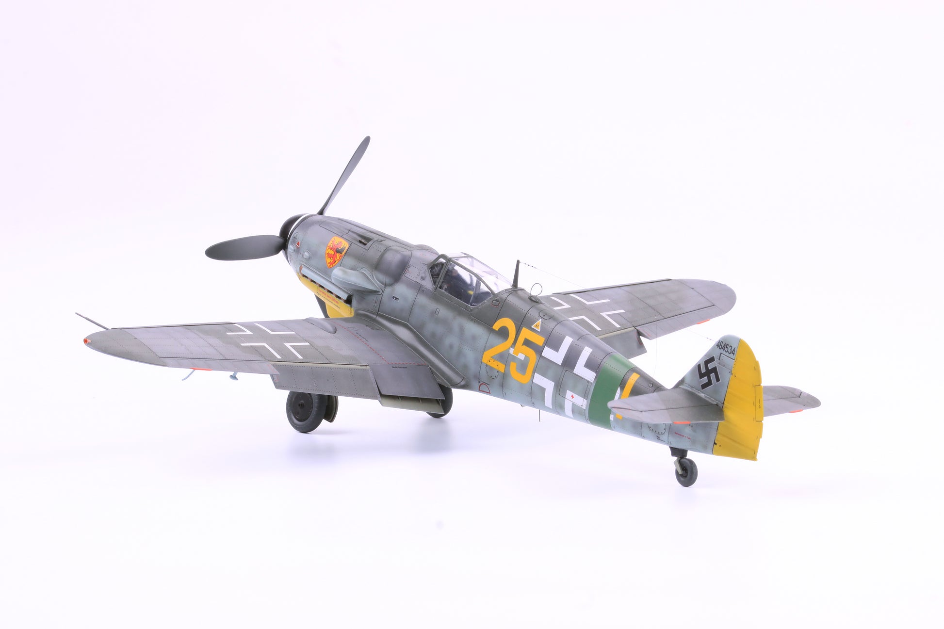 Vista trasera izquierda de la maqueta del caza alemán Bf-109 G14 edición ProfiPACK en escala 1:48 de Eduard referencia 82118