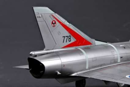 Vista del timon de la maqueta del avión de caza francés Mirage III CJ en escala 1:48 de Hobby Boss referencia 80316