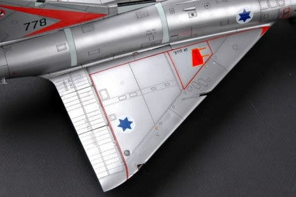 Vista del alade la maqueta del avión de caza francés Mirage III CJ en escala 1:48 de Hobby Boss referencia 80316
