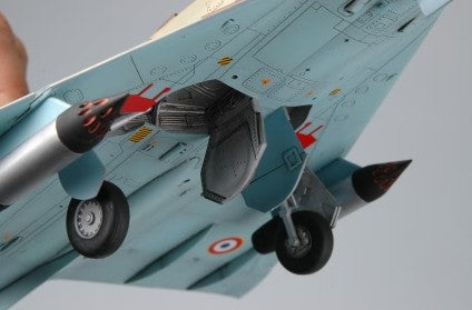 Vista del tren de aterrizaje trasero de la maqueta del avión de caza francés Mirage III C en escala 1:48 de Hobby Boss referencia 80315