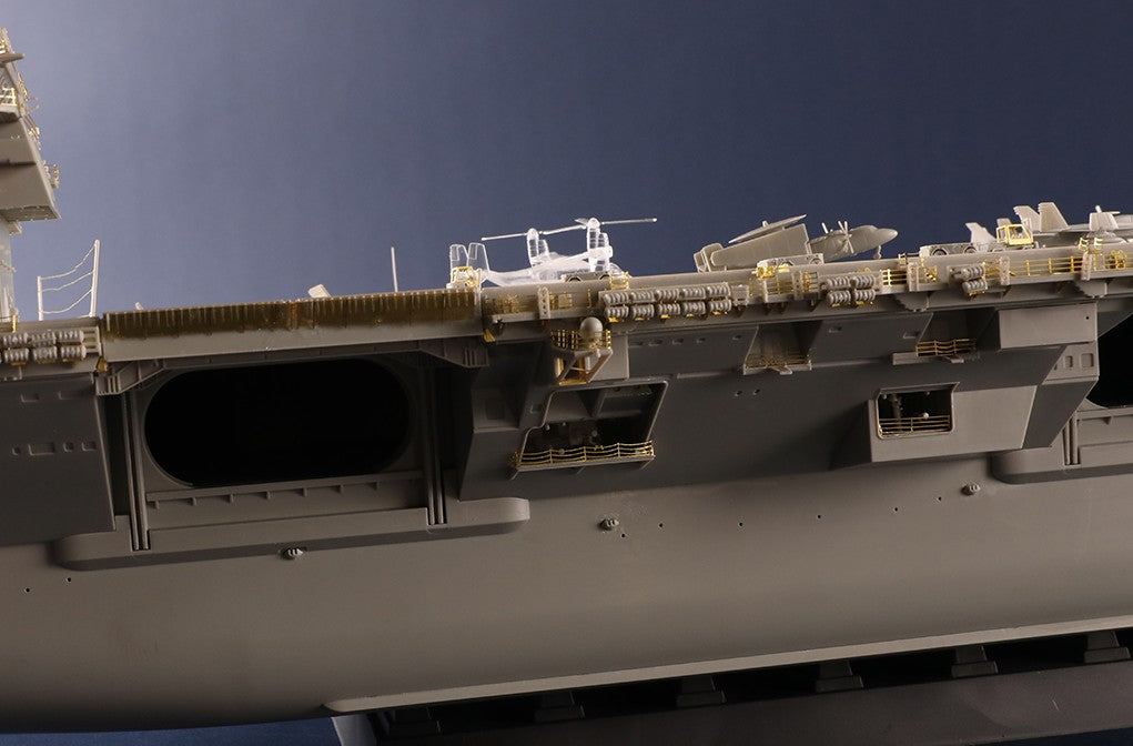 Foto de los hangares de la maqueta del portaaviones nuclear norteamericano Gerald Ford CVN-78 en escala 1:350 de Trumpeter con referencia 05638