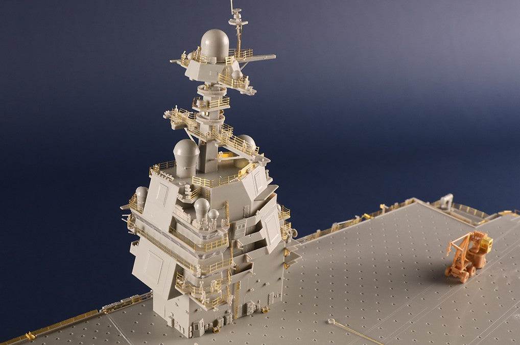 Foto del castillo de mando de la maqueta del portaaviones nuclear norteamericano Gerald Ford CVN-78 en escala 1:350 de Trumpeter con referencia 05638