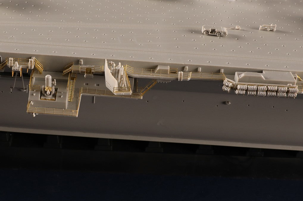 Foto de la cubierta de la maqueta del portaaviones nuclear norteamericano Gerald Ford CVN-78 en escala 1:350 de Trumpeter con referencia 05638