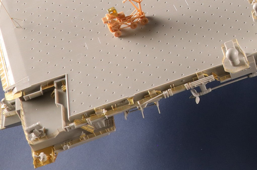 Foto del popa de la maqueta del portaaviones nuclear norteamericano Gerald Ford CVN-78 en escala 1:350 de Trumpeter con referencia 05638