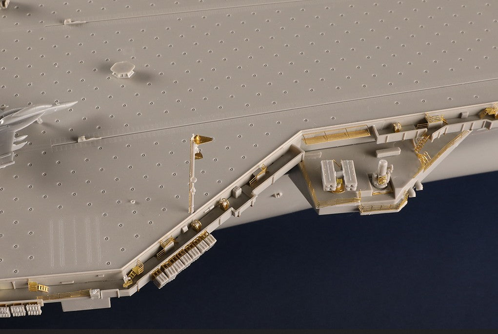 Foto del sistema Patriot de la maqueta del portaaviones nuclear norteamericano Gerald Ford CVN-78 en escala 1:350 de Trumpeter con referencia 05638