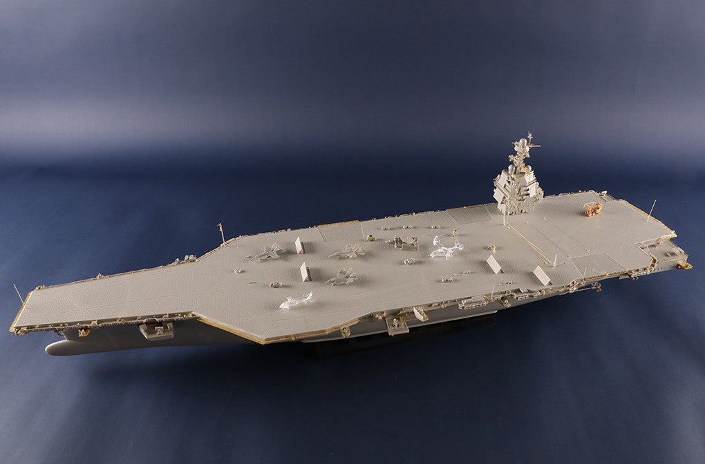 Foto de la maqueta del portaaviones nuclear norteamericano Gerald Ford CVN-78 en escala 1:350 de Trumpeter con referencia 05638