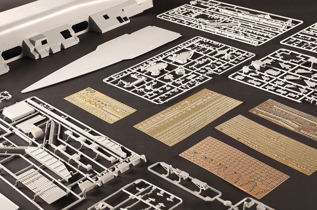 Detalle de piezas de la maqueta del portaaviones nuclear norteamericano Gerald Ford CVN-78 en escala 1:350 de Trumpeter con referencia 05638