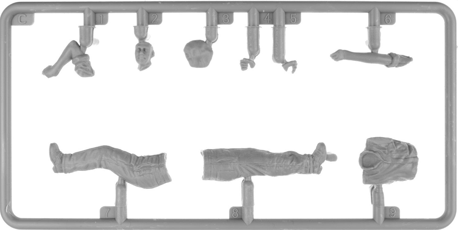 Grapa 1  de la maqueta de figuras de tripulantes de tanques británicos en reparación en escala 1:35 de Miniart referencia 35489
