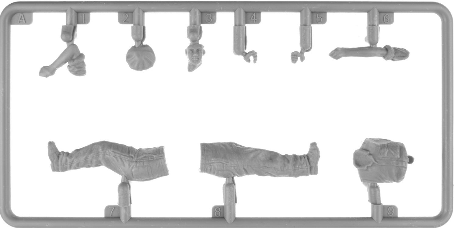 Grapa 2  de la maqueta de figuras de tripulantes de tanques británicos en reparación en escala 1:35 de Miniart referencia 35489