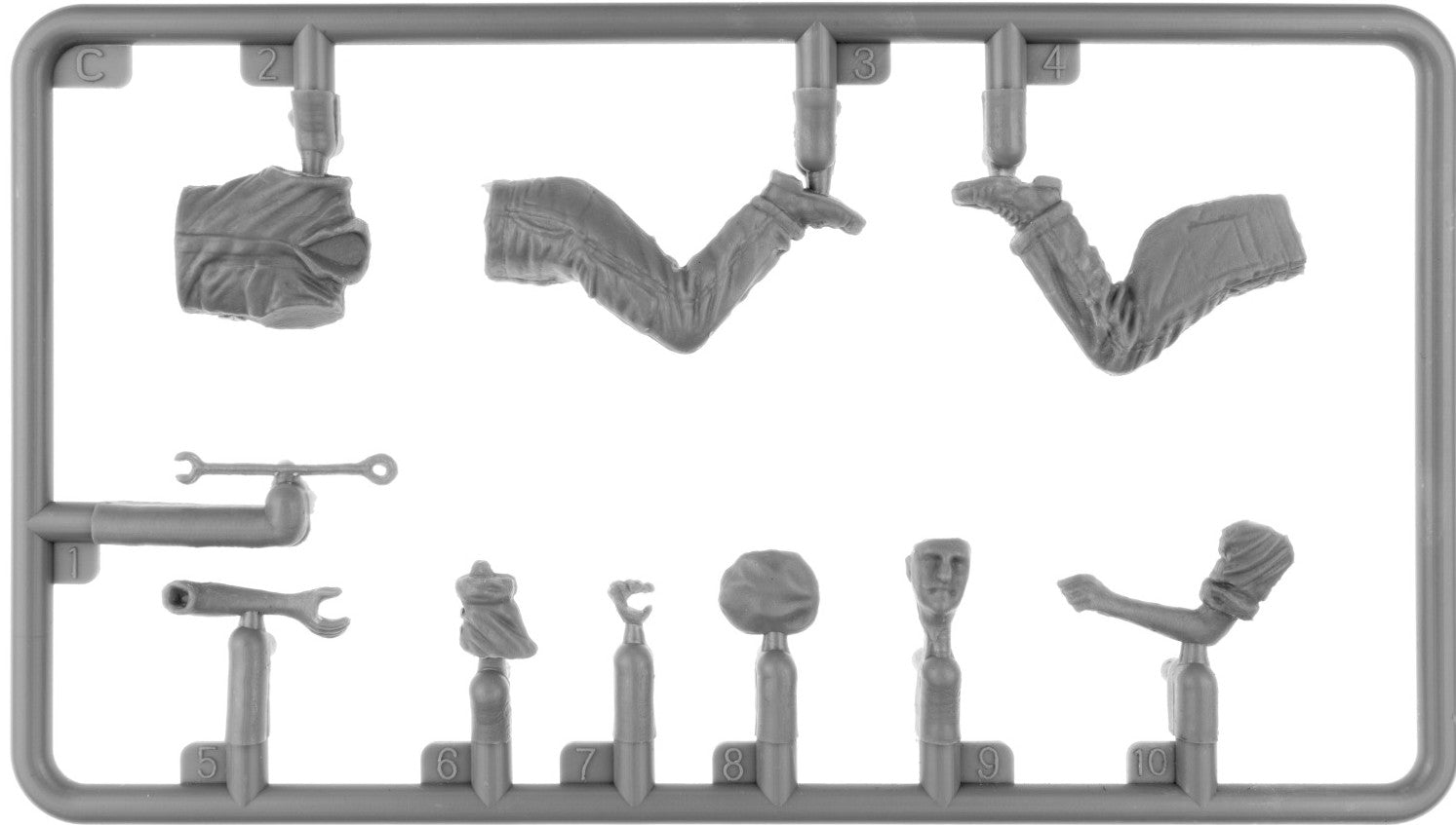 Grapa 4 de la maqueta de figuras de tripulantes de tanques británicos en reparación en escala 1:35 de Miniart referencia 35489