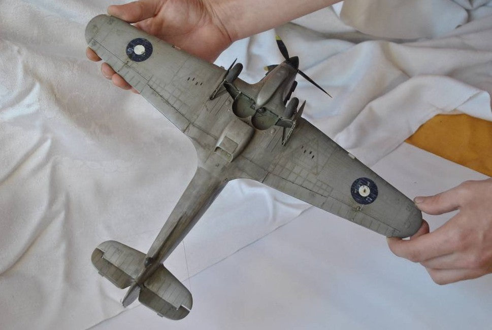 Vista inferior de la maqueta del caza británico Hawker Hurricane Mk.I Trop en escala 1:32 de Fly referencia 32017