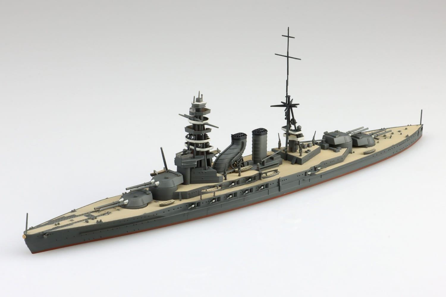 Vista delantera de la maqueta del acorazado japonés Nagato en 1927 en escala 1:700 de Aoshima referencia 06955