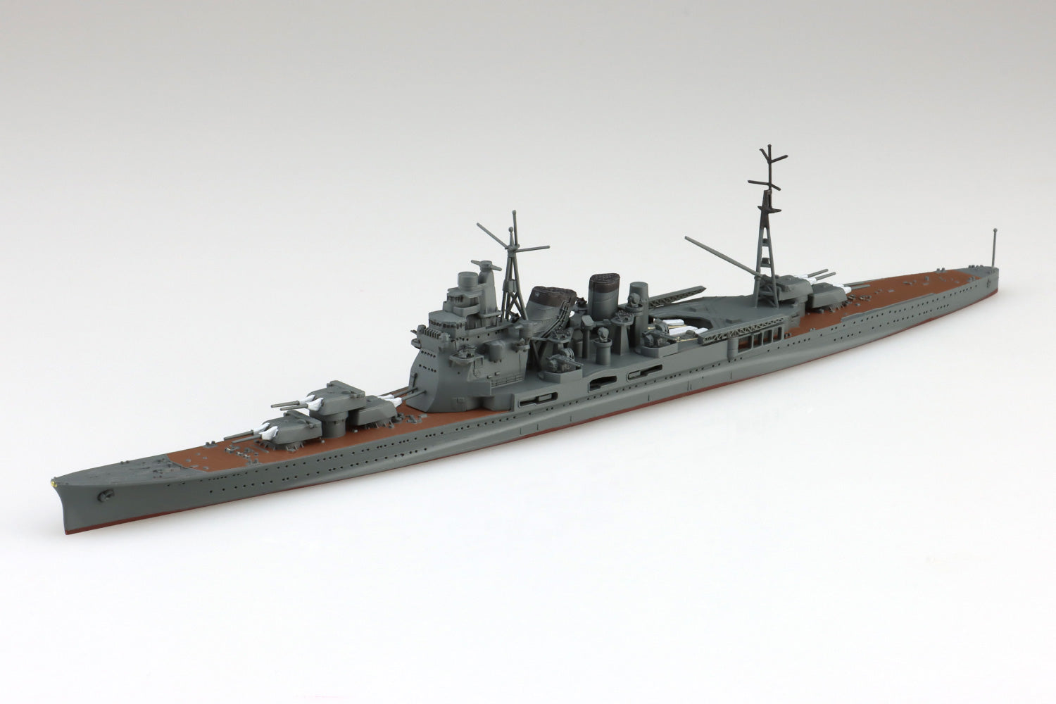 Vista frontal de la maqueta del crucero pesado japonés Atago con piezas nuevas en escala 1:700 de Aoshima referencia 06663