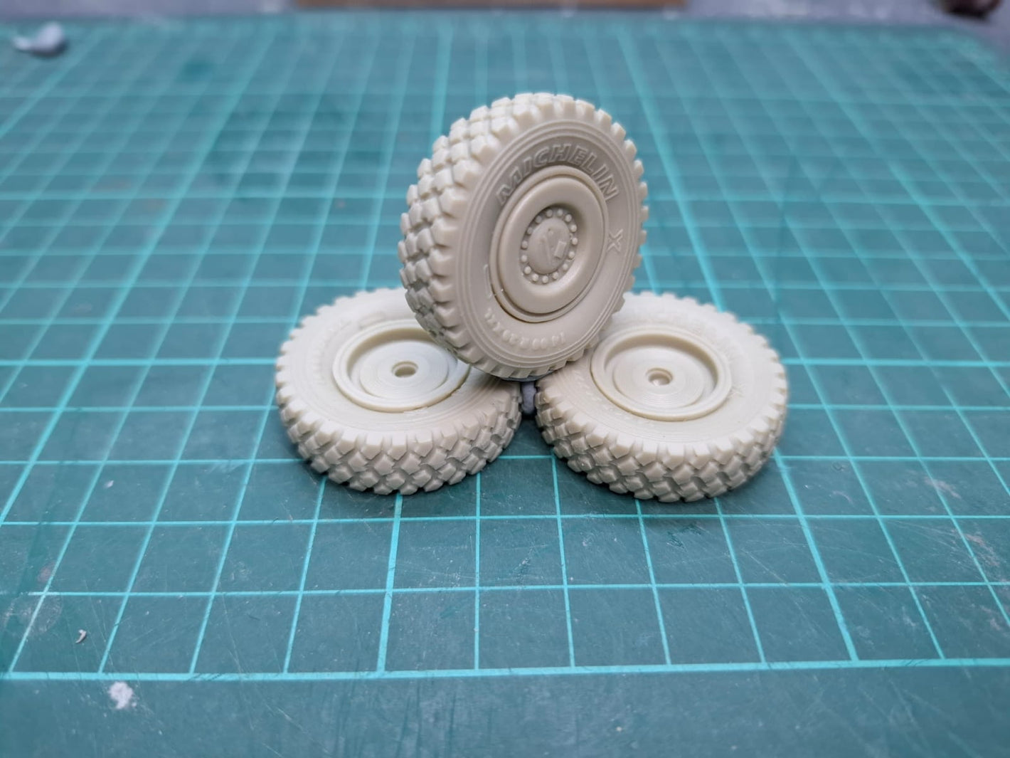 Juego completo de 8 ruedas Michelin X de resina para la maqueta del blindado español Centauro de Trumpeter