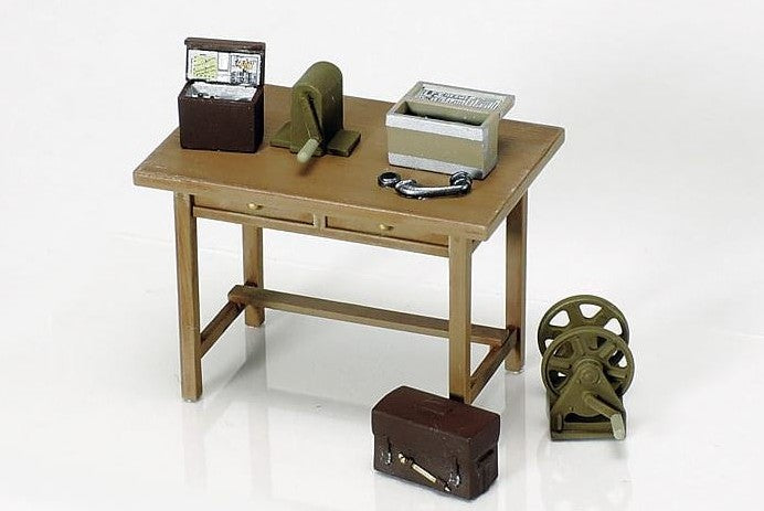 Foto de la mesa y elementos varios de la maqueta de set de figuras de puesto de mando de oficiales del ejército japonés en escala 1:35 de Tamiya con referencia 35341