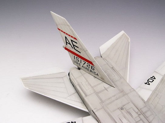 North american RA-5C Vigilante Trumpeter 08029 Vista lateral timon