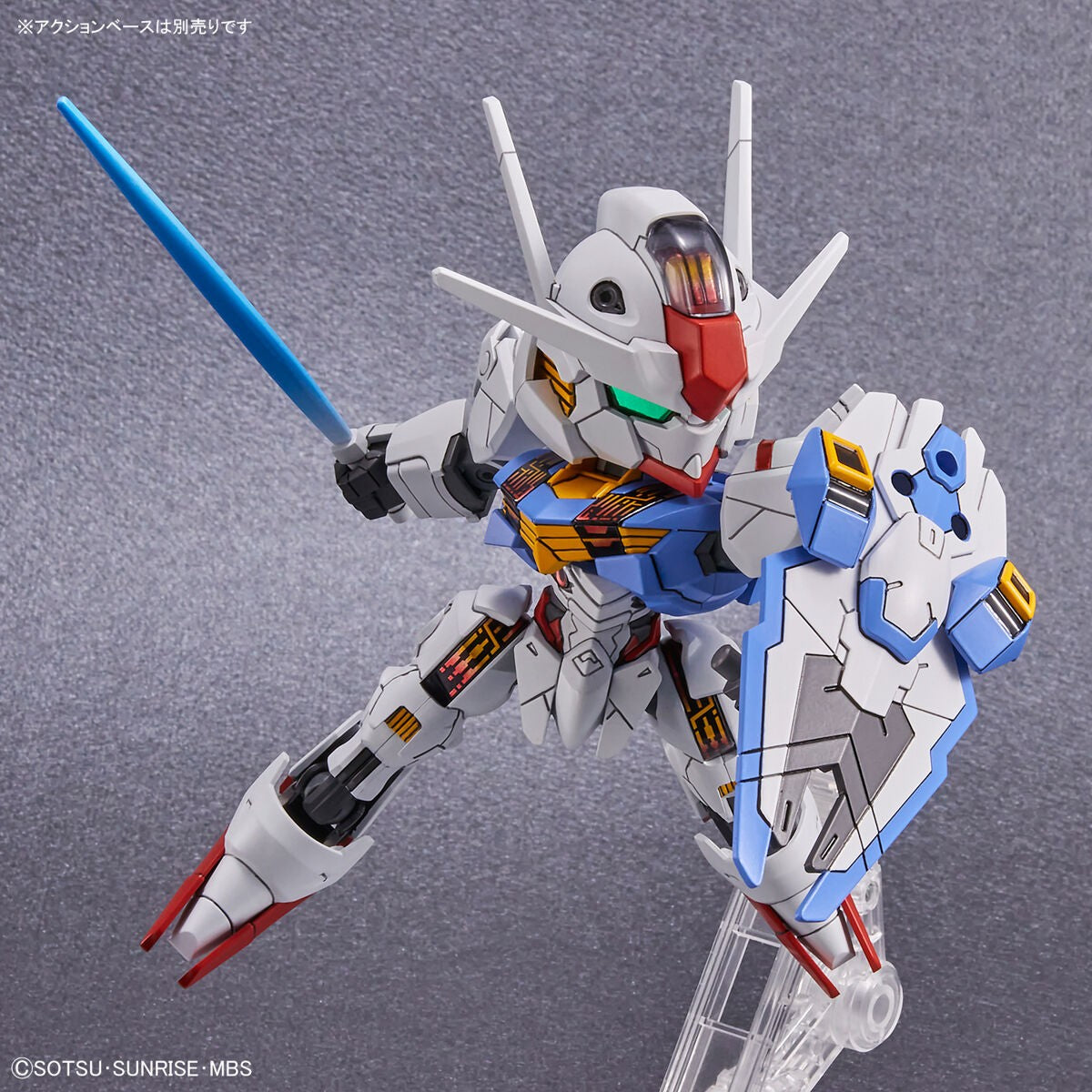 Vista derecha de la figura del SD Gundam XVX-016 Gundam Aerial de Bandai referencia 63031
