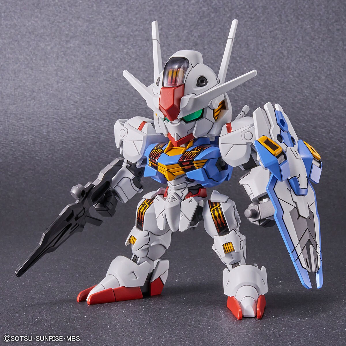 Vista frontal de la figura del SD Gundam XVX-016 Gundam Aerial de Bandai referencia 63031