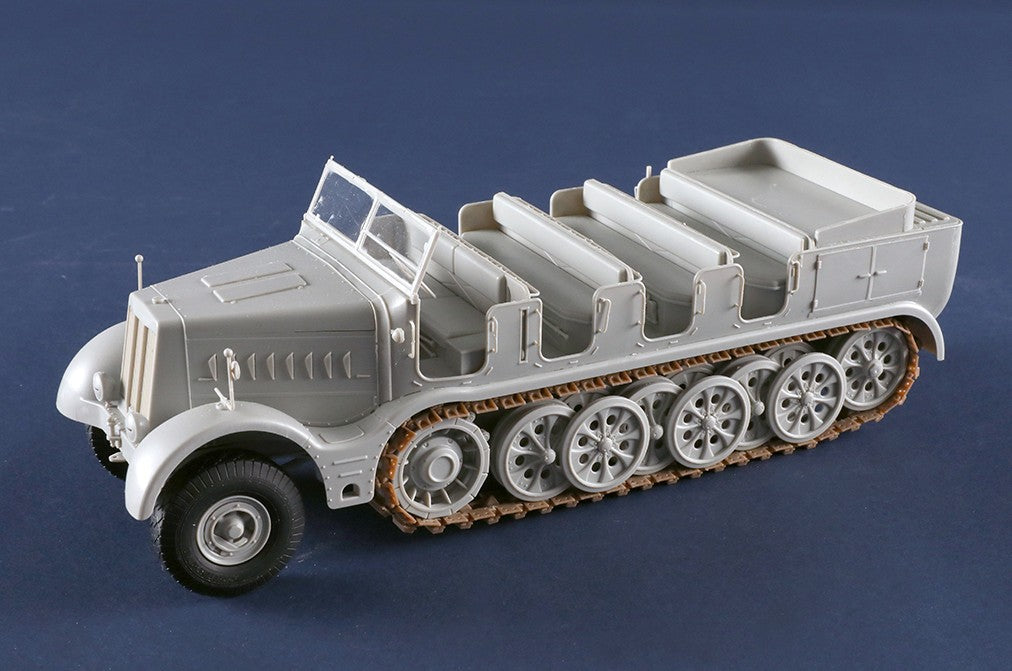Foto lateral izquierda de la maqueta del Sd.Kfz.9 Famo en escala 1:35 de Trumpeter con referencia 09575
