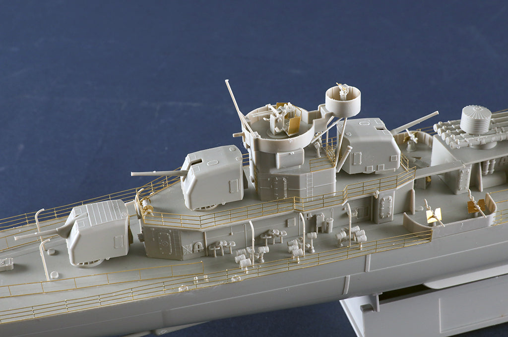 Vista sección popa con cañones de la maqueta del destructor norteamericano USS Fletcher DD-445 en escala 1:200 de Trumpeter referencia 03723