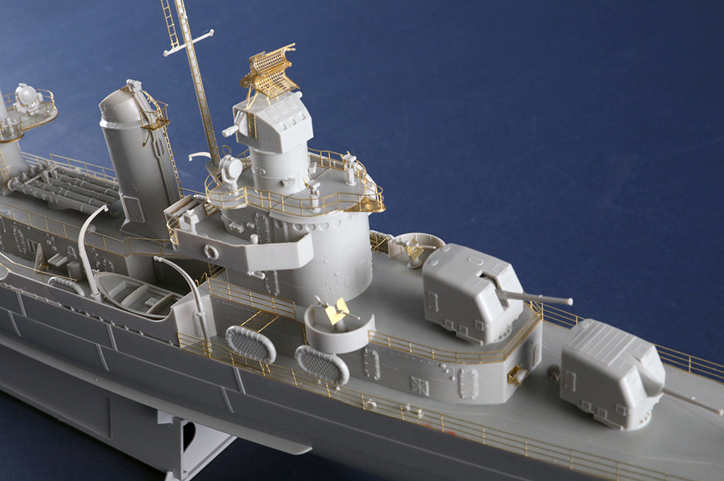 Vista sección de proa de la maqueta del destructor norteamericano USS Fletcher DD-445 en escala 1:200 de Trumpeter referencia 03723