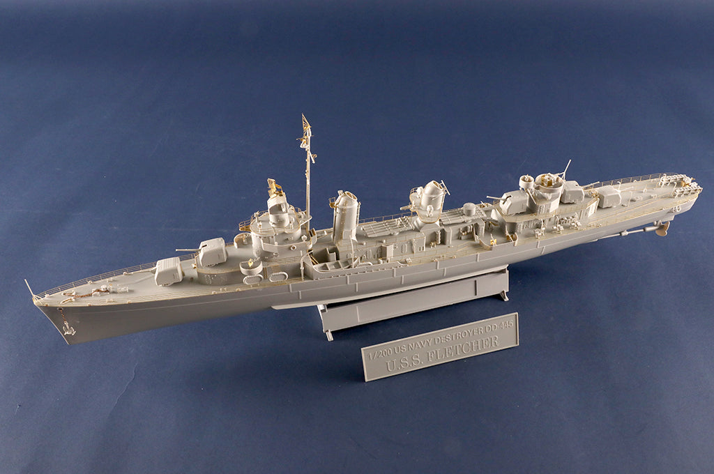 Vista completa de la maqueta del destructor norteamericano USS Fletcher DD-445 en escala 1:200 de Trumpeter referencia 03723