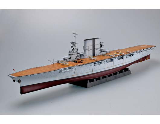 Vista frontal izquierda de la maqueta del portaviones USS Saratoga CV-3 en escala 1:350 de Trumpeter referencia 05607
