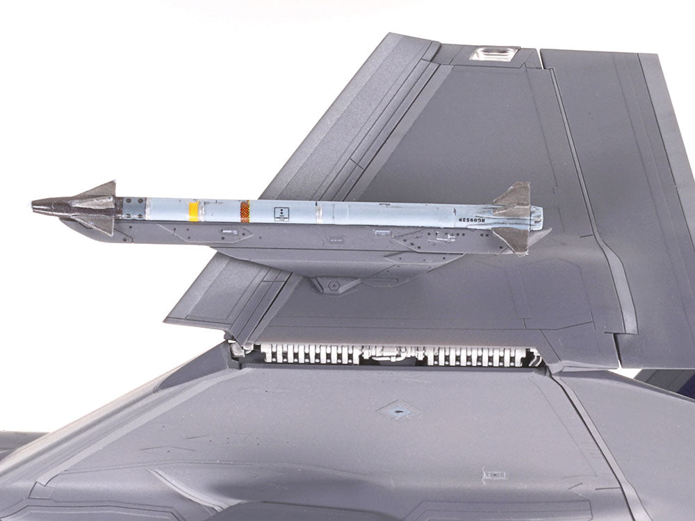 Detalle del ala plegada de la maqueta del caza F-35C en escala 1:72 de Tamiya referencia 60794