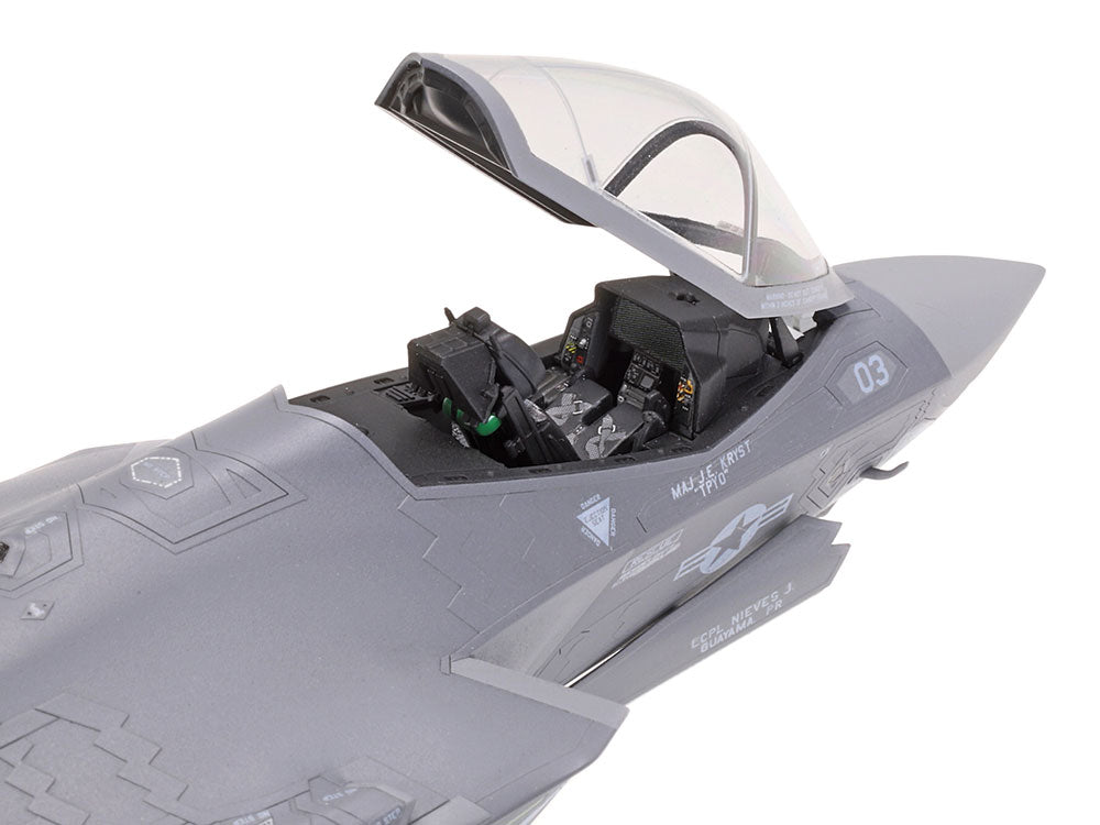 Detalle de la cabina de la maqueta del caza F-35C en escala 1:72 de Tamiya referencia 60794