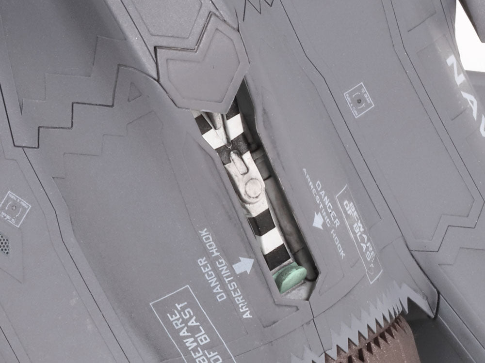 Detalle del gancho de aterrizaje de la maqueta del caza F-35C en escala 1:72 de Tamiya referencia 60794