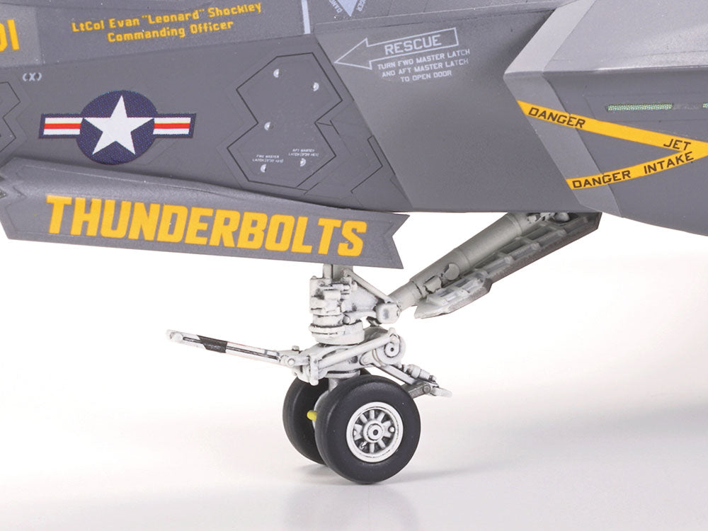 Detalle del tren de aterrizaje delantero de la maqueta del caza F-35C en escala 1:72 de Tamiya referencia 60794