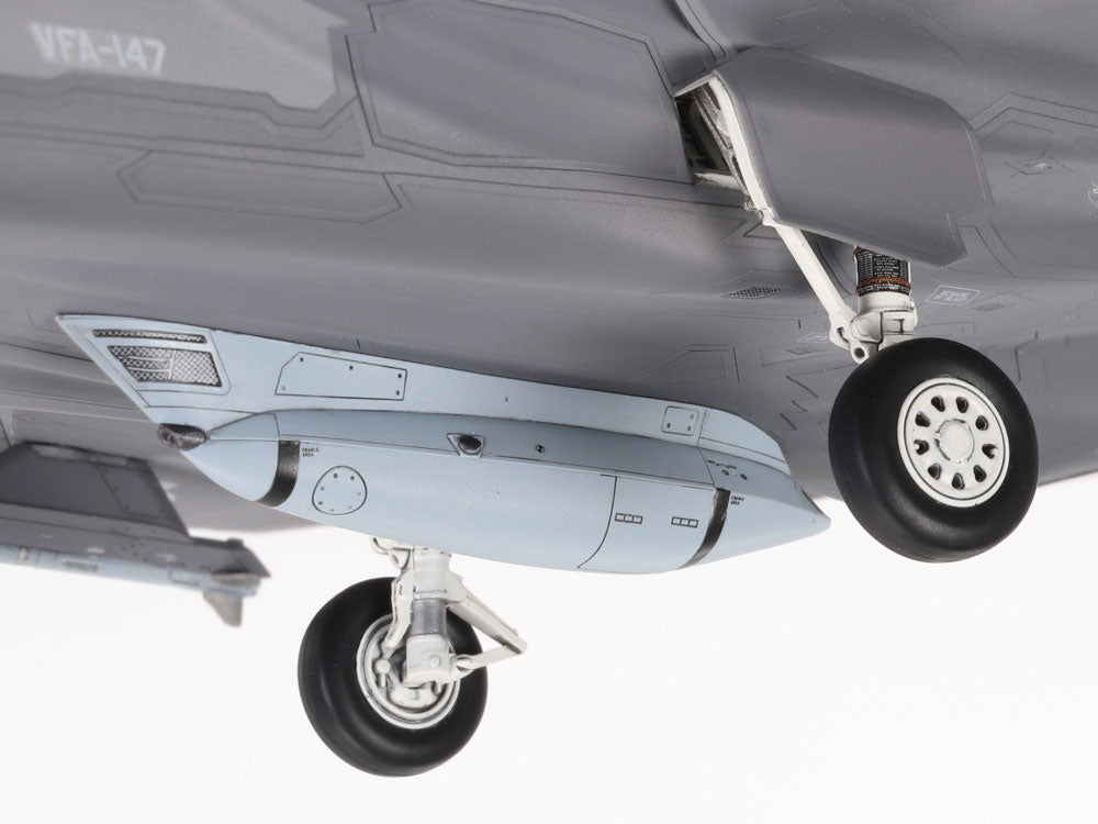 Detalle del tren de aterrizaje trasero de la maqueta del caza F-35C en escala 1:72 de Tamiya referencia 60794