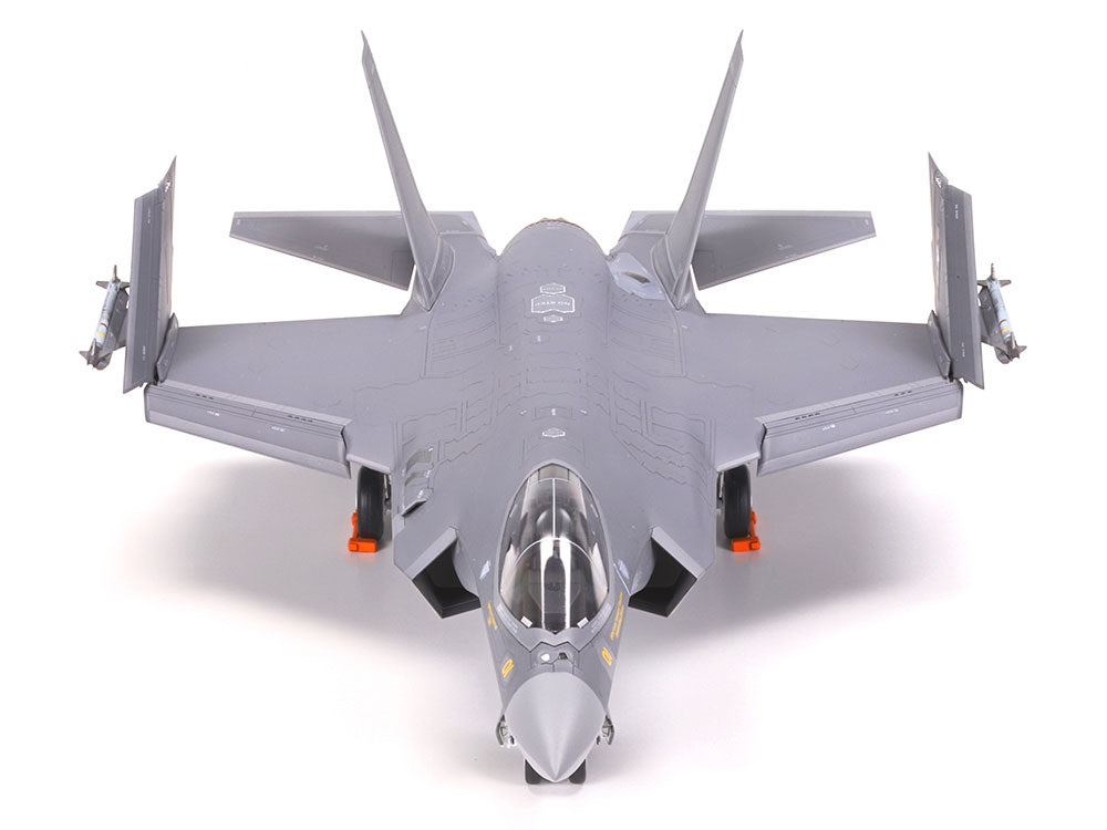 Vista frontal de la maqueta del caza F-35C en escala 1:72 de Tamiya referencia 60794