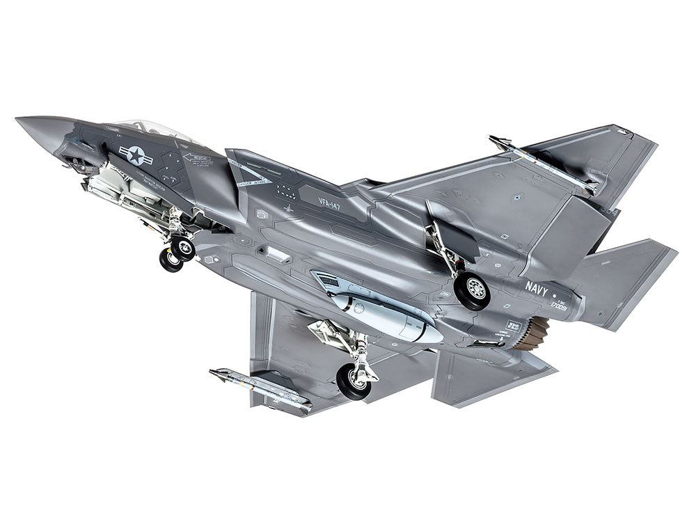 Vista inferior derecha de la maqueta del caza F-35C en escala 1:72 de Tamiya referencia 60794