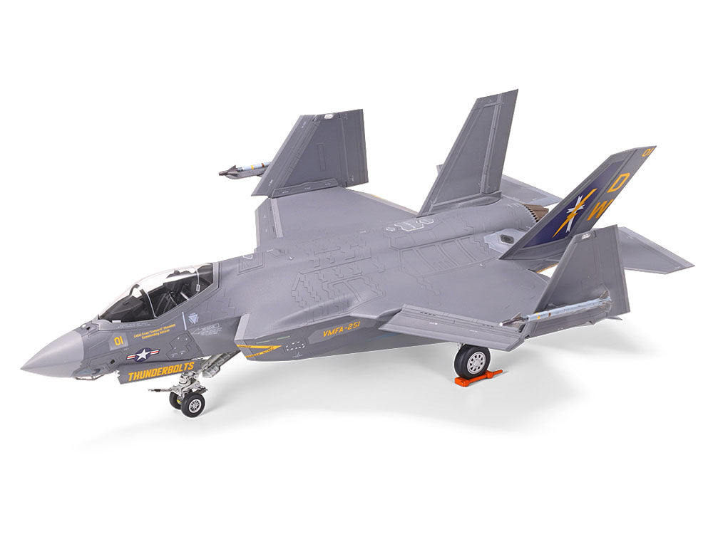 Vista lateral izquierda de la maqueta del caza F-35C en escala 1:72 de Tamiya referencia 60794