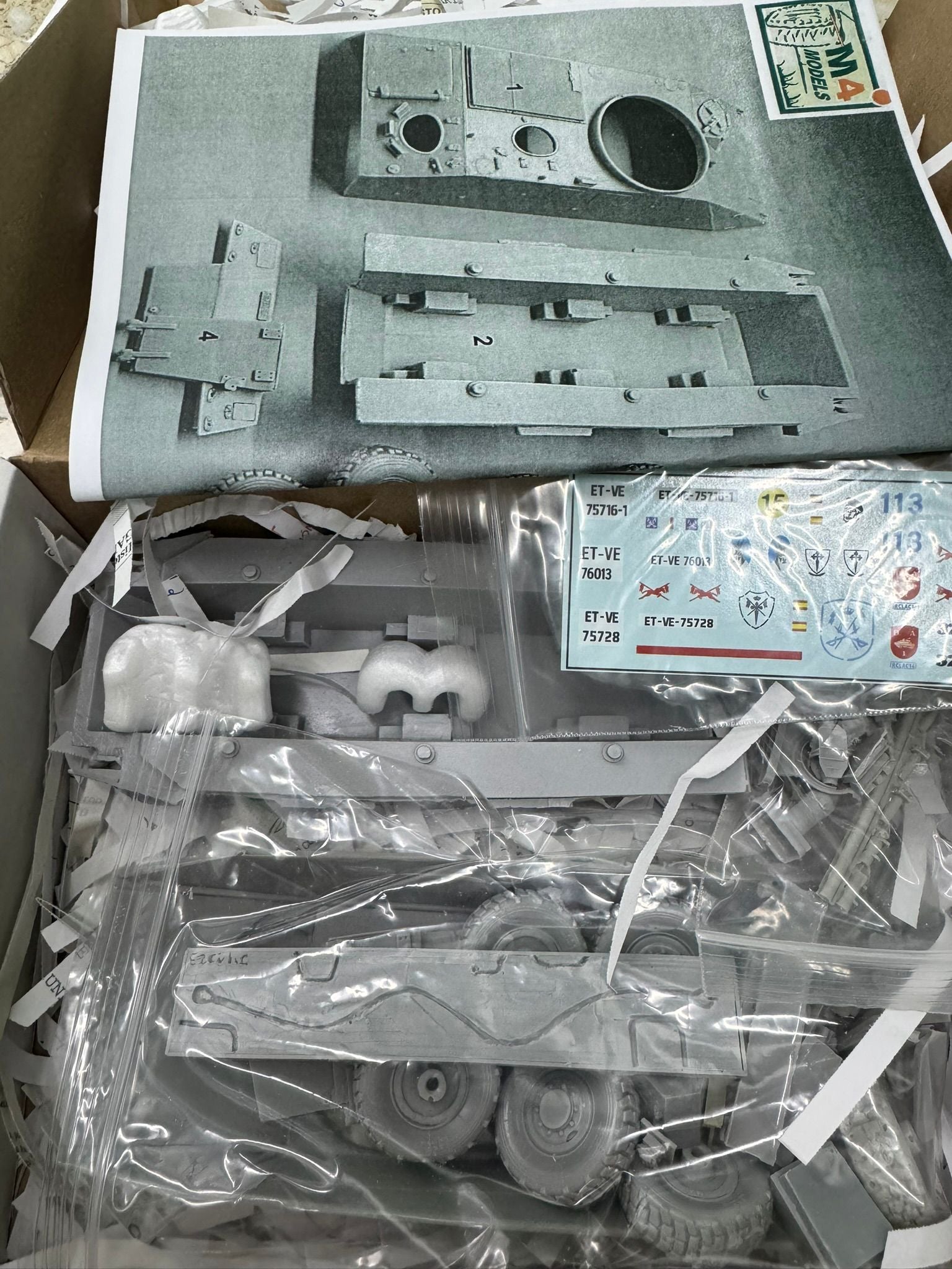 Contenido de la maqueta del vehículo blindado español VEC H-90 en escala 1:35 hecho en resina por M4 Model