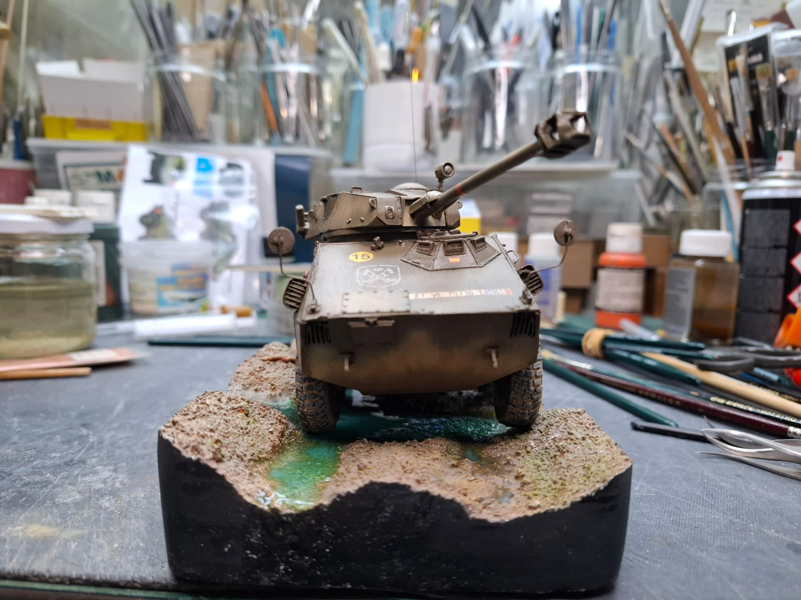 Vista frontal de la maqueta del vehículo blindado español VEC H-90 en escala 1:35 hecho en resina por M4 Model