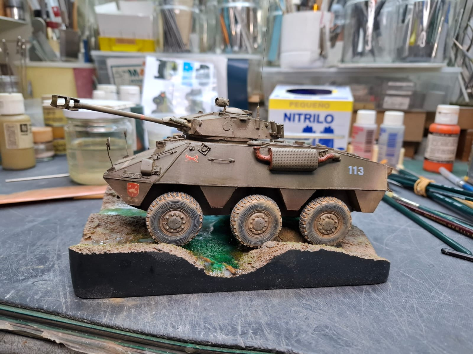 Vista lateral izquierda de la maqueta del vehículo blindado español VEC H-90 en escala 1:35 hecho en resina por M4 Model