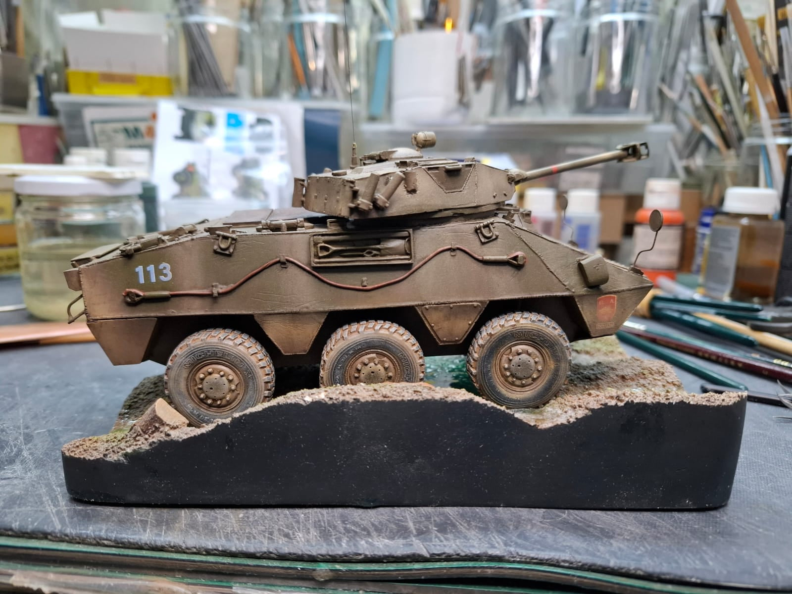 Vista lateral derecha de la maqueta del vehículo blindado español VEC H-90 en escala 1:35 hecho en resina por M4 Model